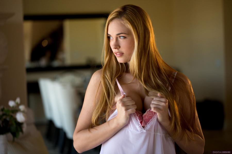 bailey-rayne-mooie-blondine-gaat-bloot-0002