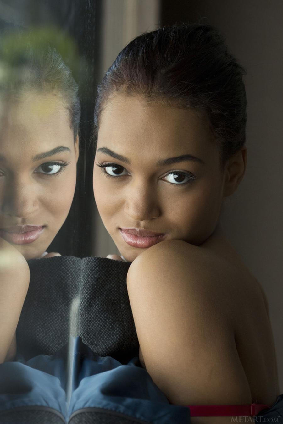 Naakte Vrouwen, een cowgirl met grote tieten en meer 22 noel-monique-exotische-schoonheid-benen-wijd-19