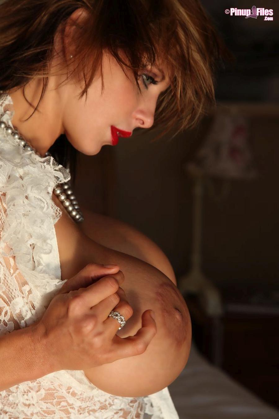 Brandy Robbins witte lingerie en grote tieten