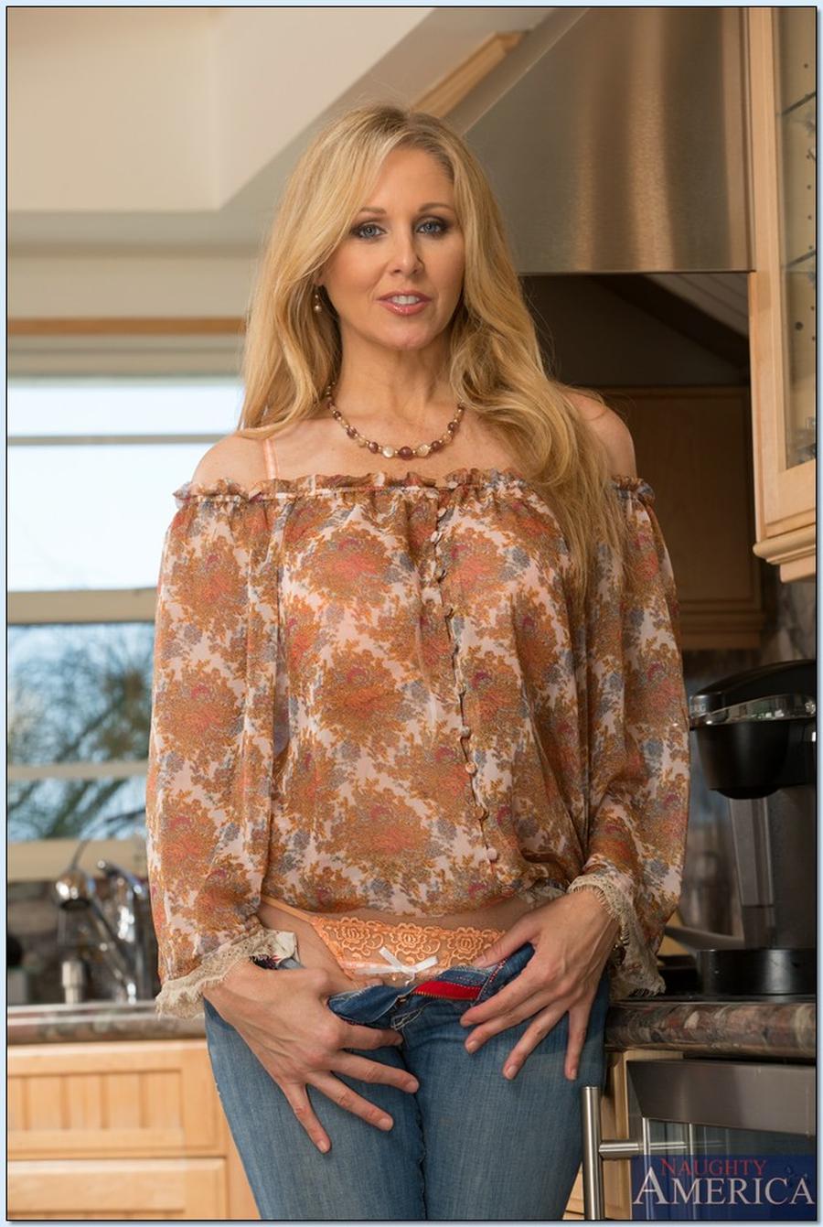 hele-mooie-moeder-naakt-in-de-keuken03