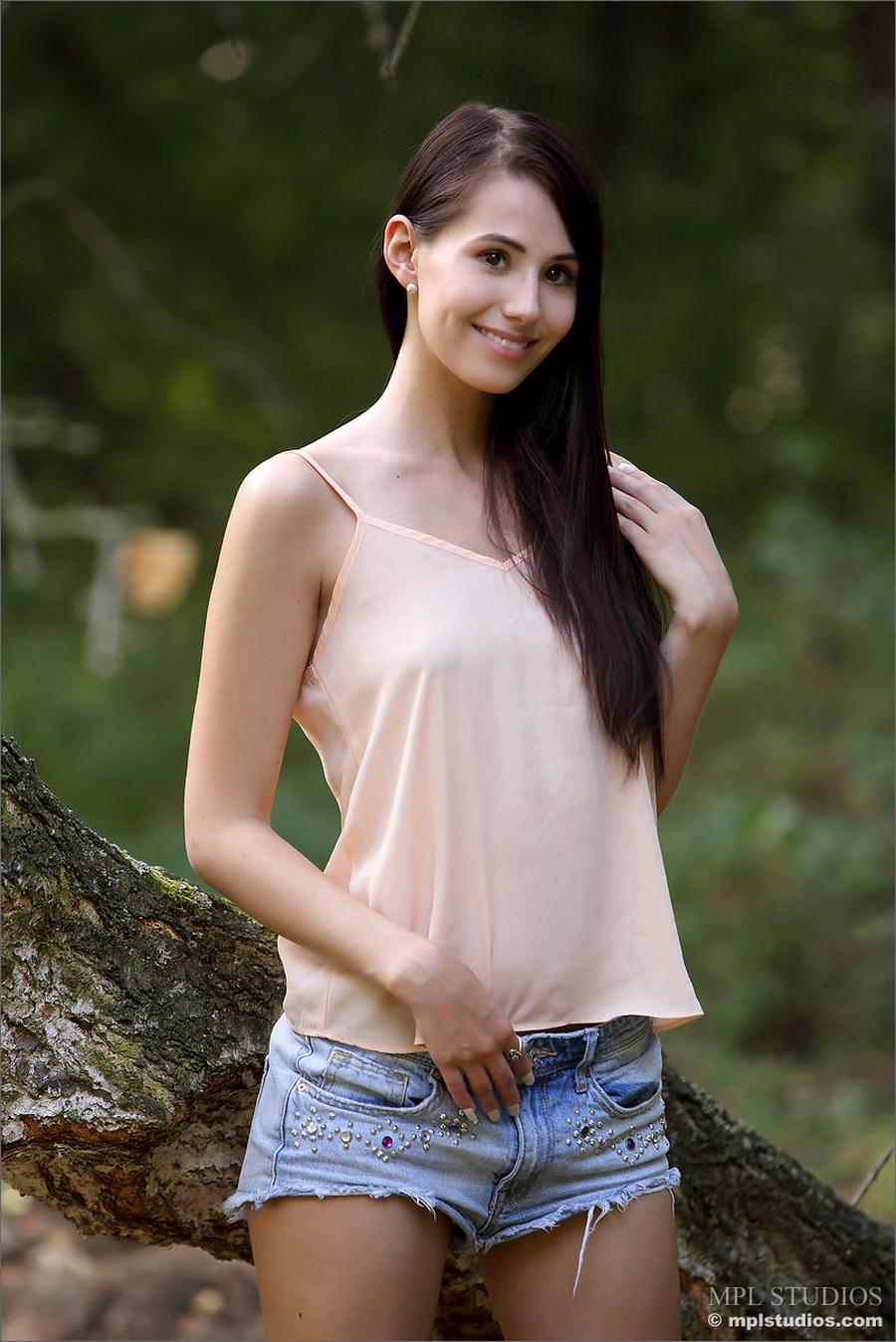 vanessa-kort-spijkerbroekje-naakt-in-het-bos-002