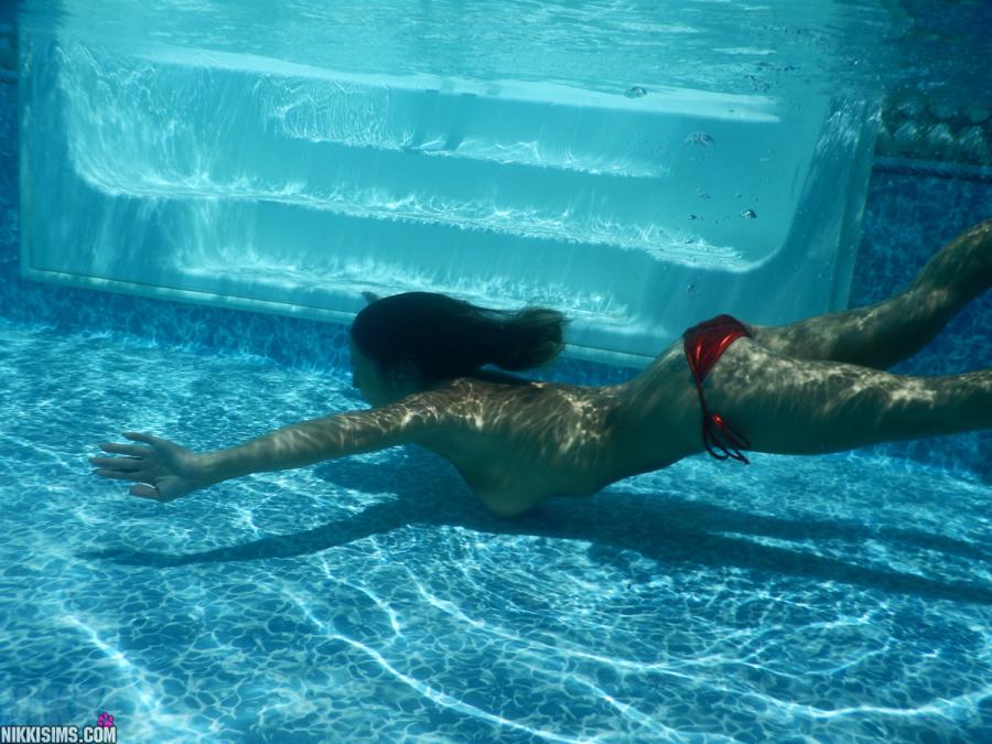 Nikki-Sims-grote-tieten-rode-bikini-09
