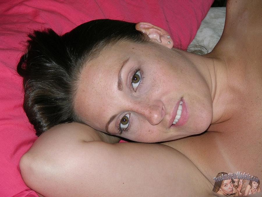 amateur-babe-met-grote-tieten-en-een-geil-kutje-15