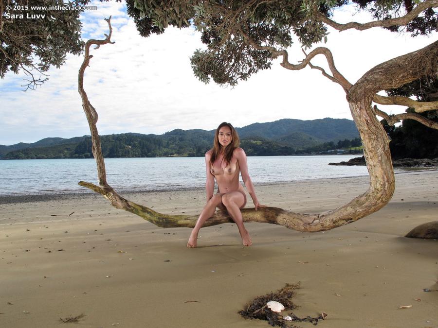 sarah-luvv-lekker-kontje-bloot-op-het-strand-13