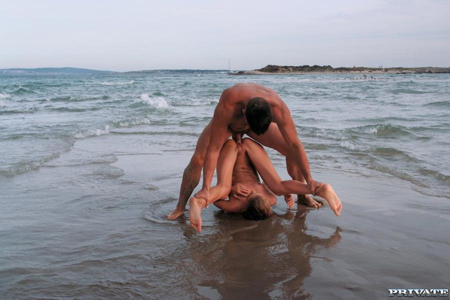 Sex in de branding, met een paar geile standjes 14 stel-heeft-geile-sex-in-de-branding-03