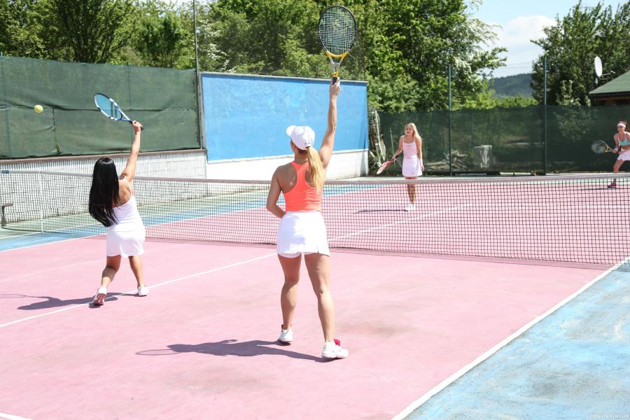 tennis-babes-hebben-lesbische-seks-op-de-tennisbaan-06