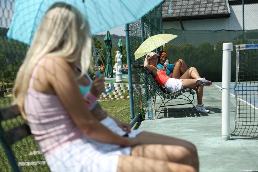tennis-babes-hebben-lesbische-seks-op-de-tennisbaan-12