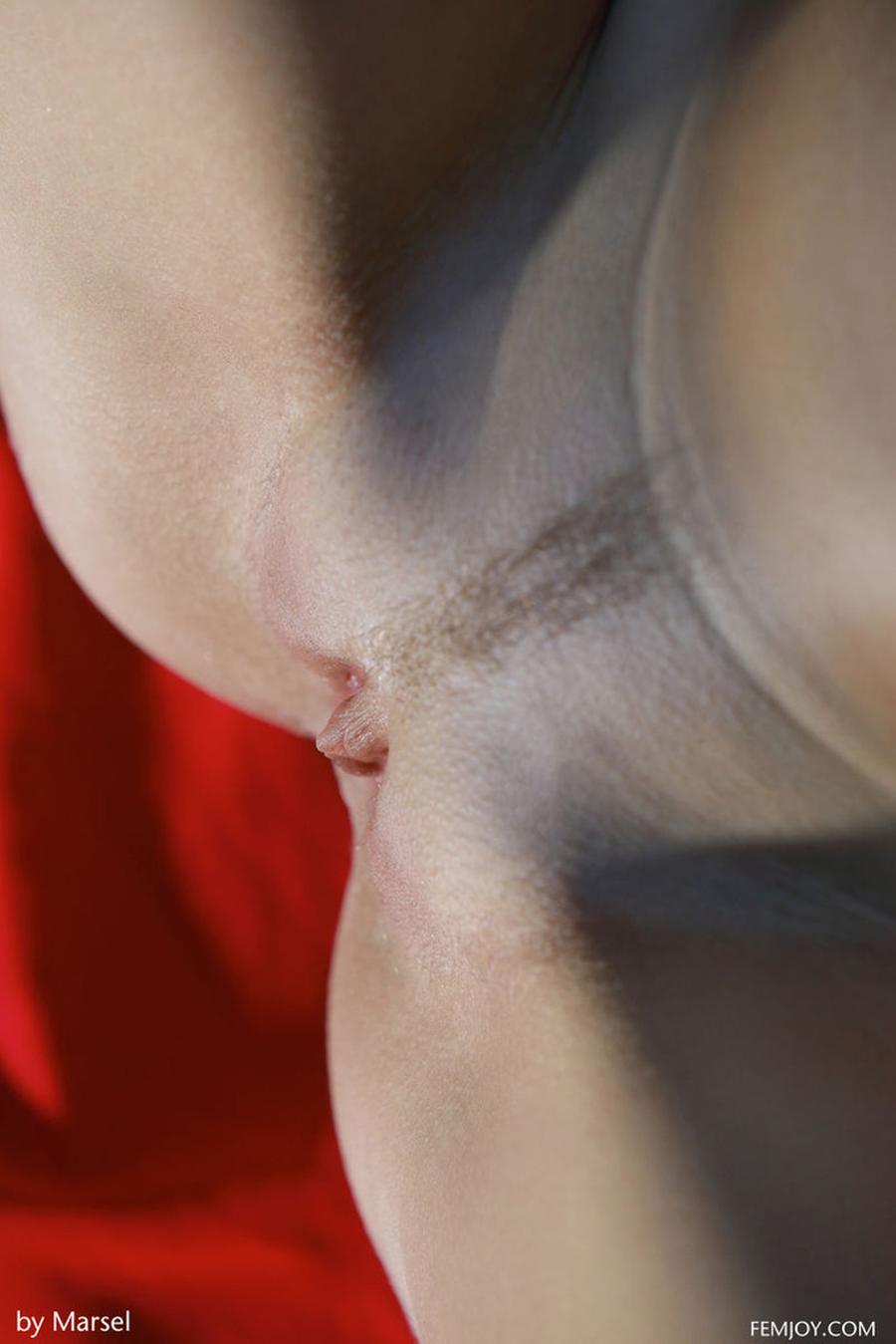 xana-d-geil-pakje-en-naakt-in-het-bos-12