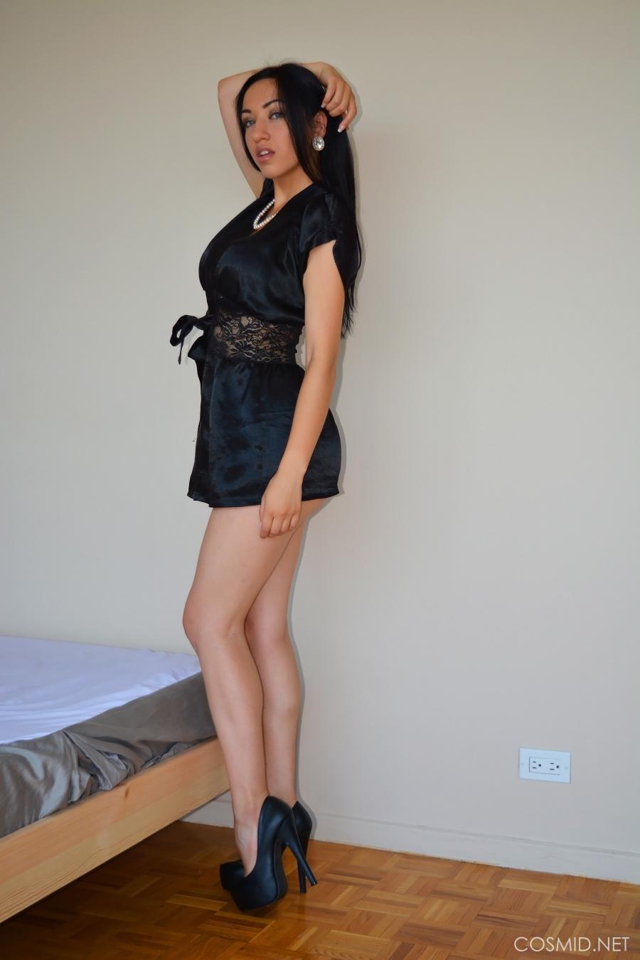 Adriana-Caro-donker-haar-grote-borsten-naakt-02