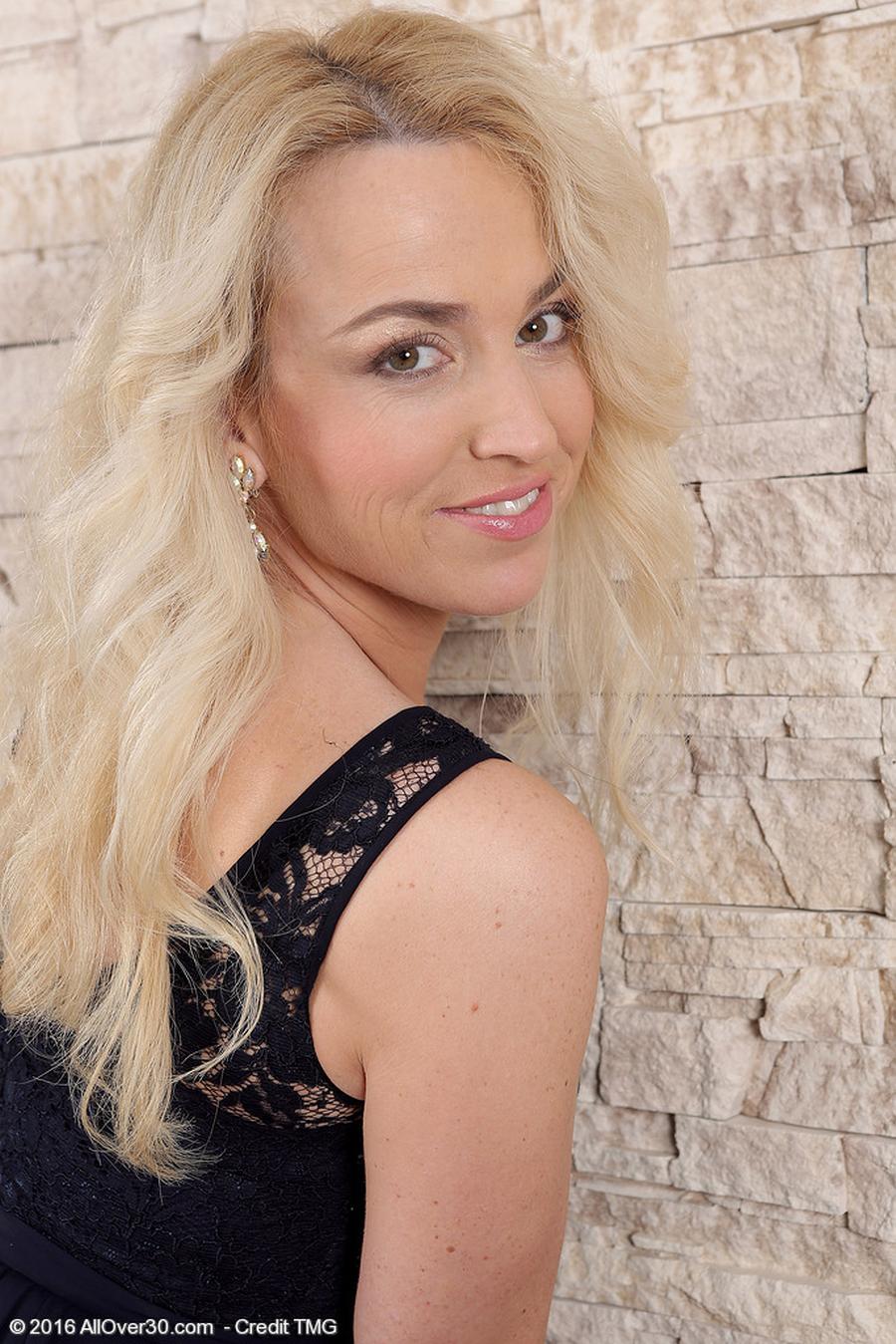 Eva-Valentine-blonde-milf-zwarte-panty's-hoge-hakken-02