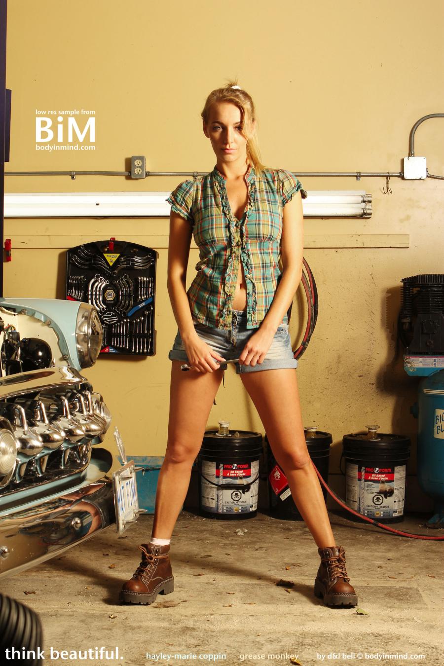 Een geile naakte vrouwelijke automonteur