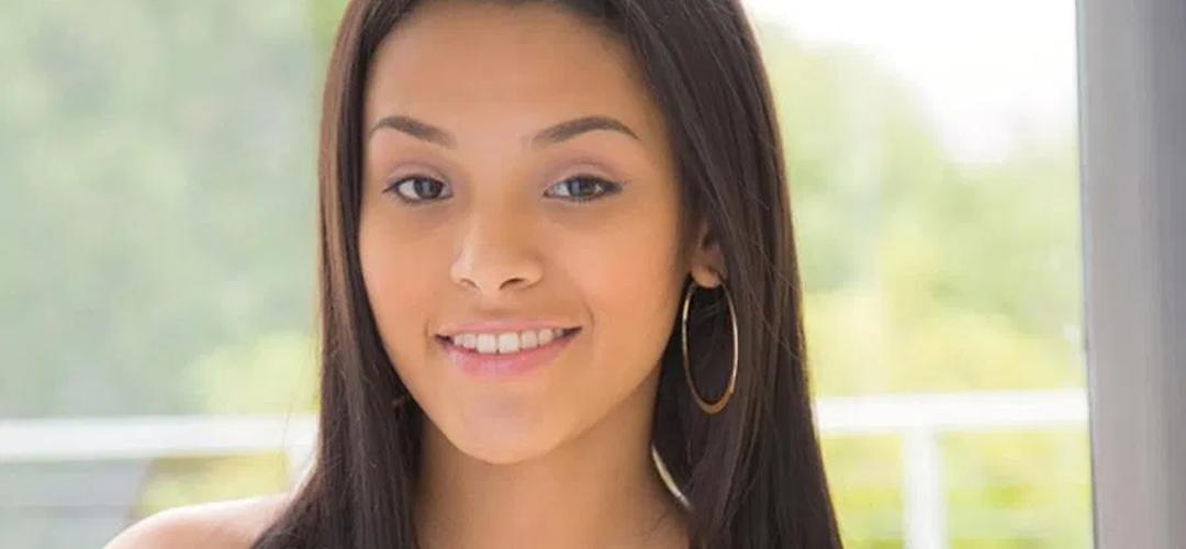 Jonge Latina, Josie Jagger, doet het met oudere man