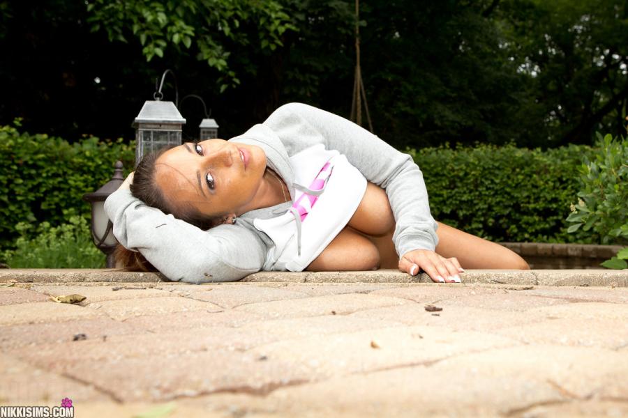 Nikki-Sims-paardenstaartje-en-kort-spijkerbroekje-10