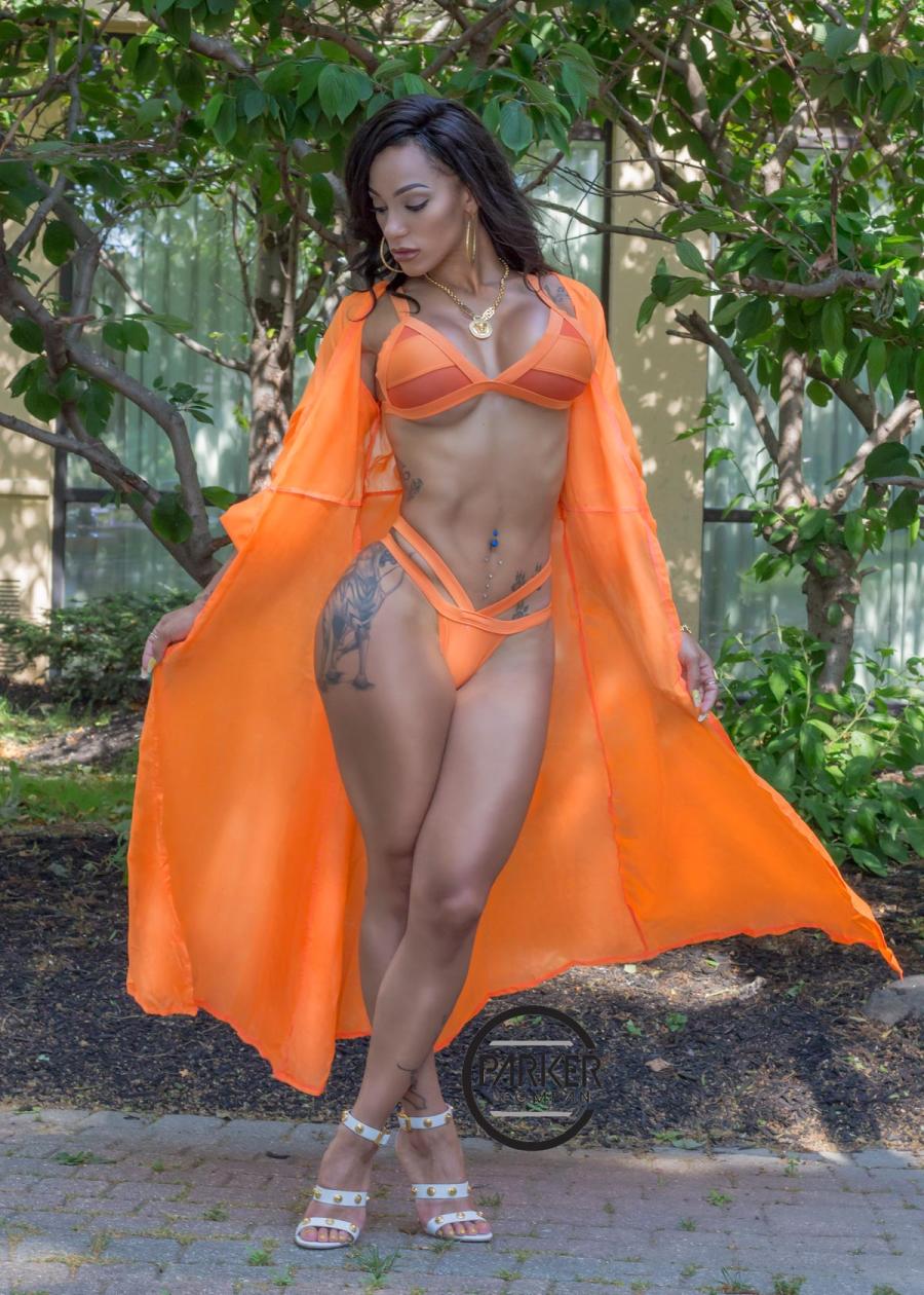 Roni-Rose-buiten-in-geile-oranje-lingerie-01