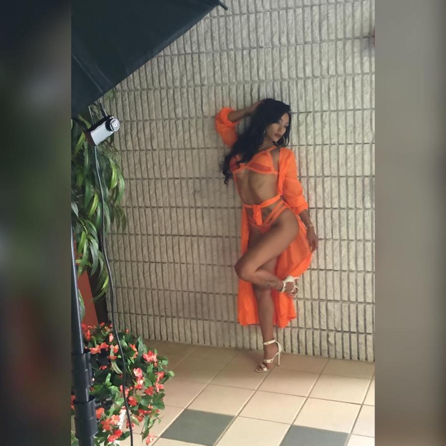 Naakte Vrouwen, een milf met een volle kont, sexy panty's en meer 12 Roni-Rose-buiten-in-geile-oranje-lingerie-10