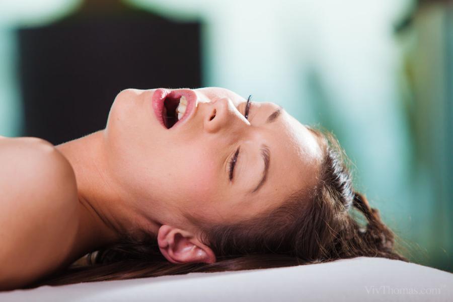 Knappe naakte jonge vrouw krijgt erotische massage 19 erotische-massage-voor-een-knappe-jonge-vrouw-16