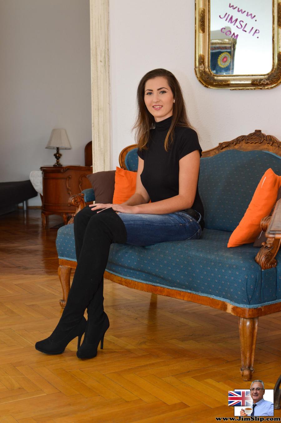 knappe-brunette-lange-benen-en-knielaarzen-04