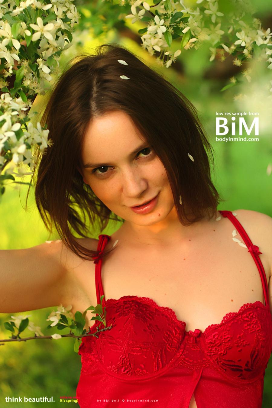 milena-may-naakt-van-de-zon-aan-het-genieten-02