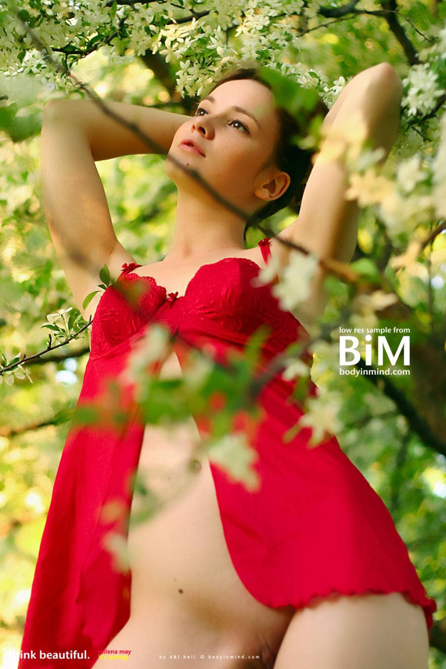 milena-may-naakt-van-de-zon-aan-het-genieten-03