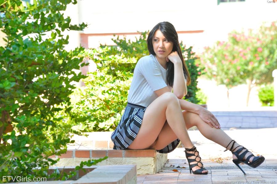 carrie-stopt-graag-wat-vingers-in-haar-kutje-05