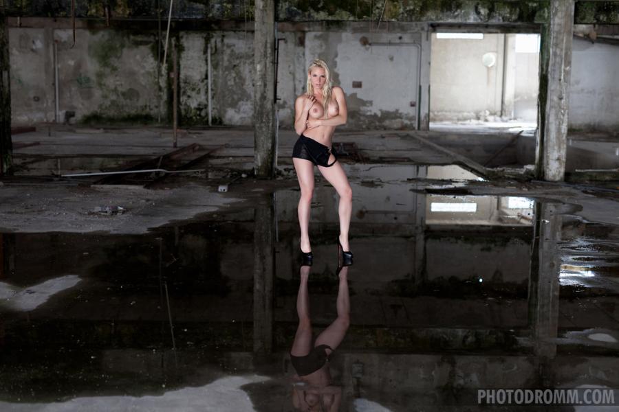victoria-angel-naakt-in-een-vervallen-fabriek-03