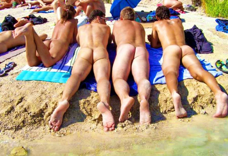 blote-vrouwen-en-mannen-op-het-naaktstrand-09