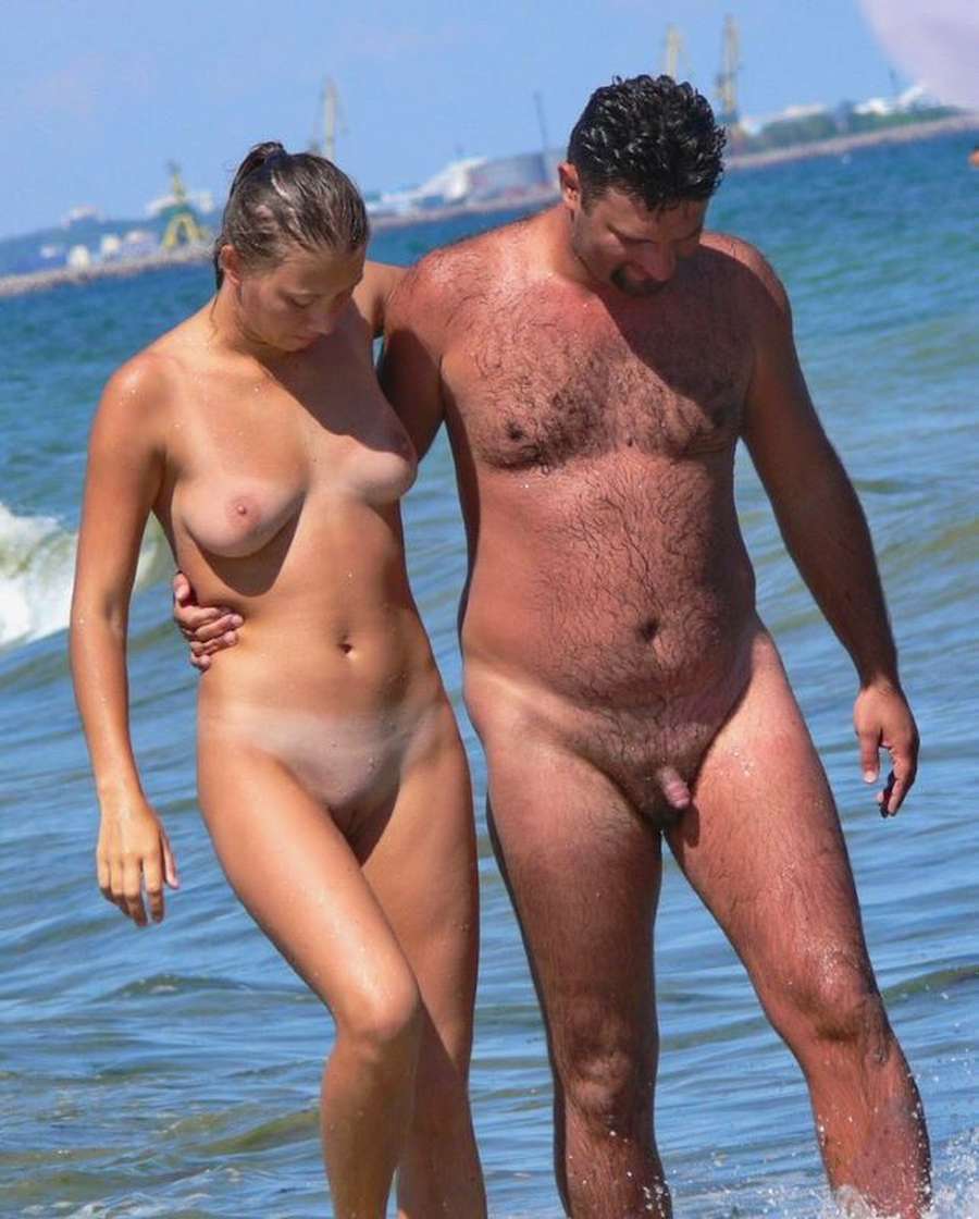 blote-vrouwen-en-mannen-op-het-naaktstrand-16