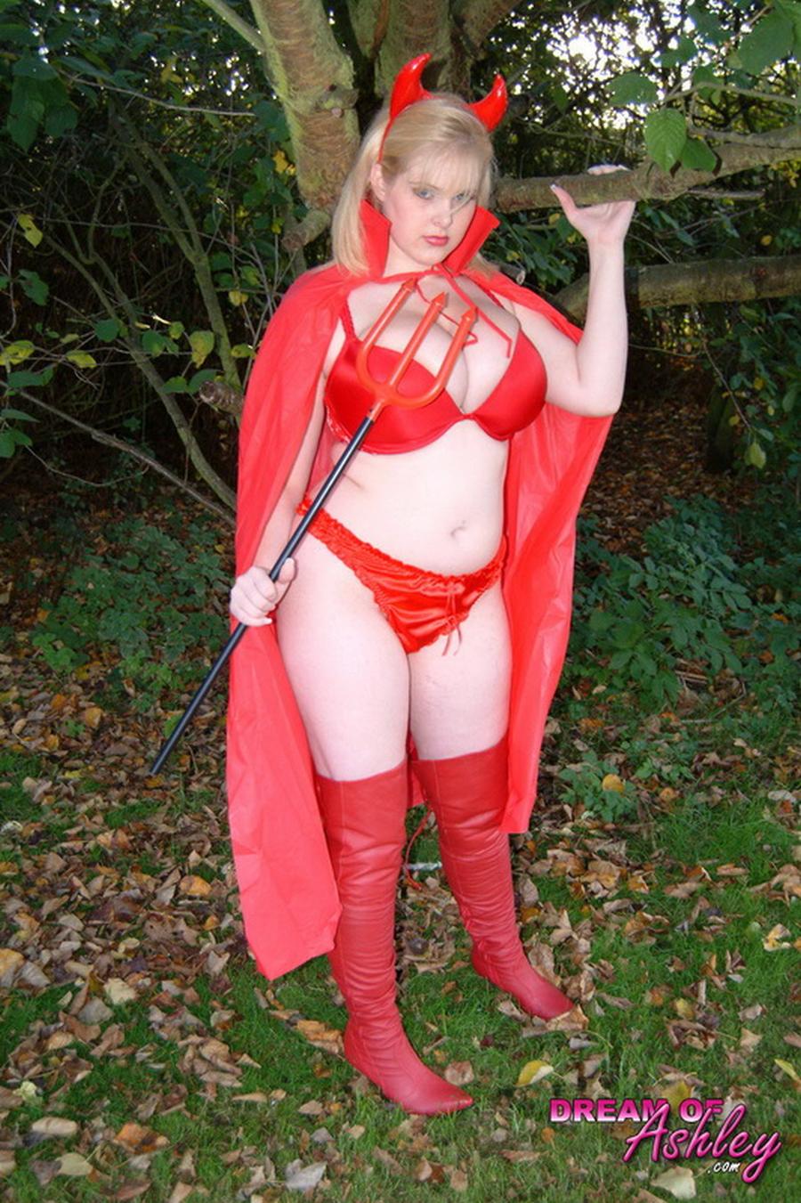 Duivelin met grote tieten