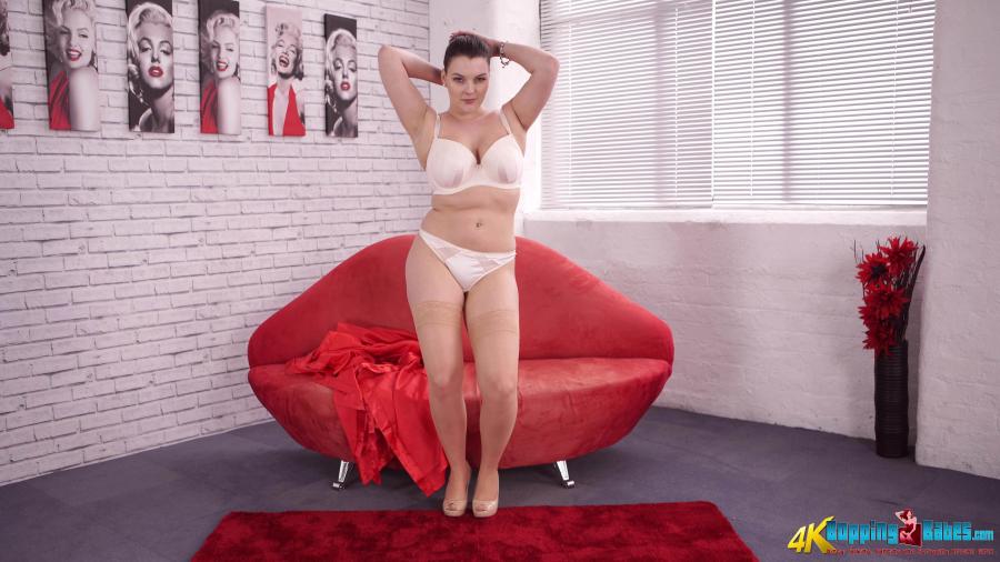 cherry-blush-naakt-op-een-rode-bank-07