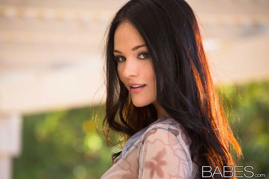 logan-drae-lekker-wijf-met-een-natte-snee-01