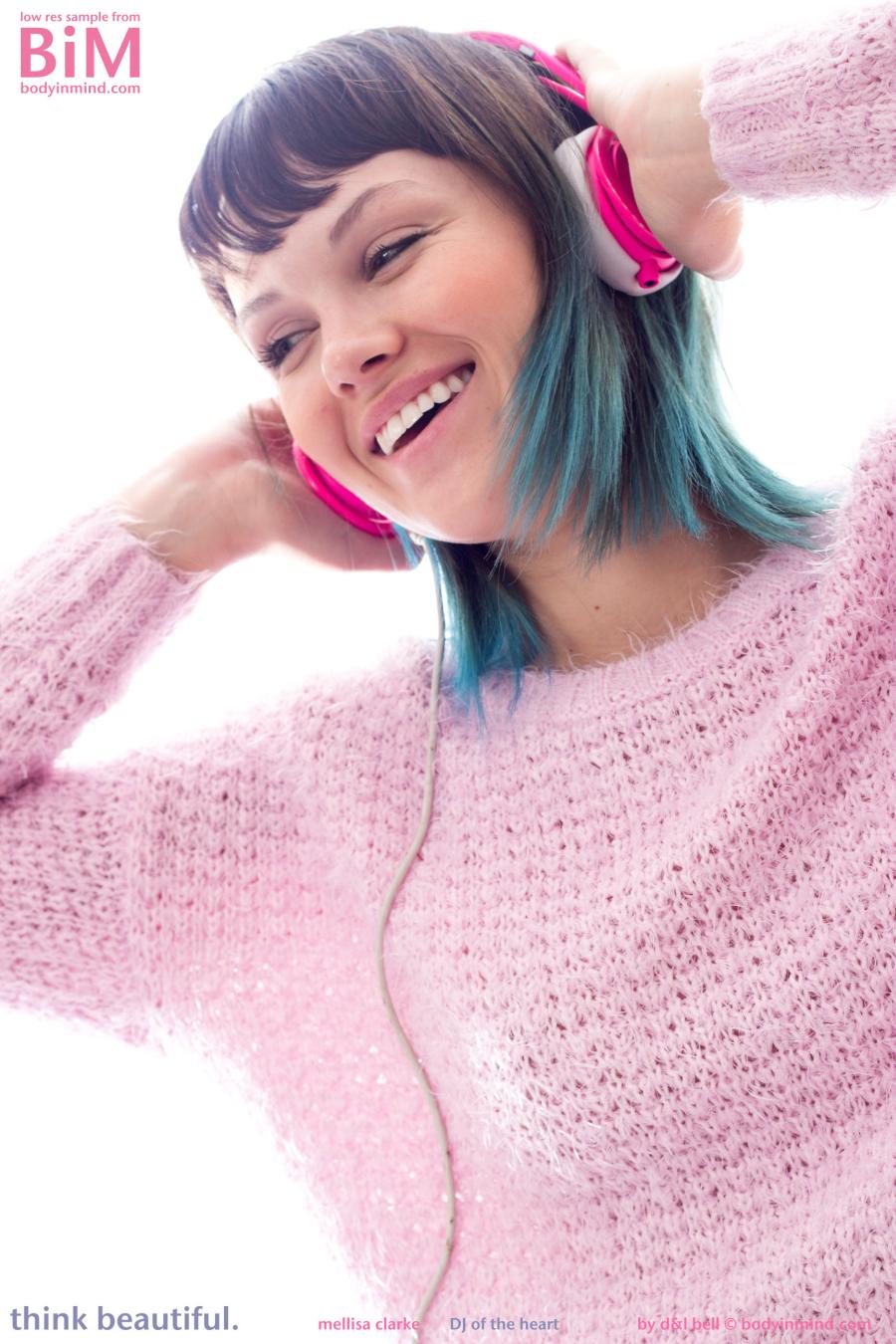 Vrouwelijke DJ gaat naakt