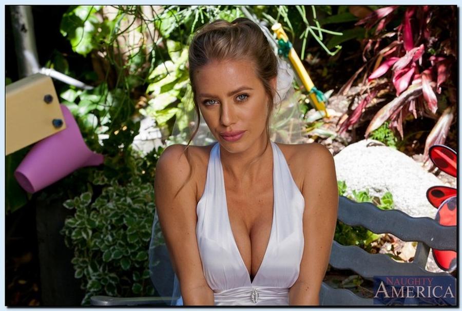 geil-bruidje-witte-lingerie-en-naakt-04