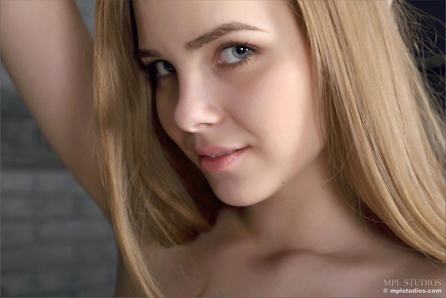 carolina-mooie-stijlvolle-jonge-vrouw-naakt-005