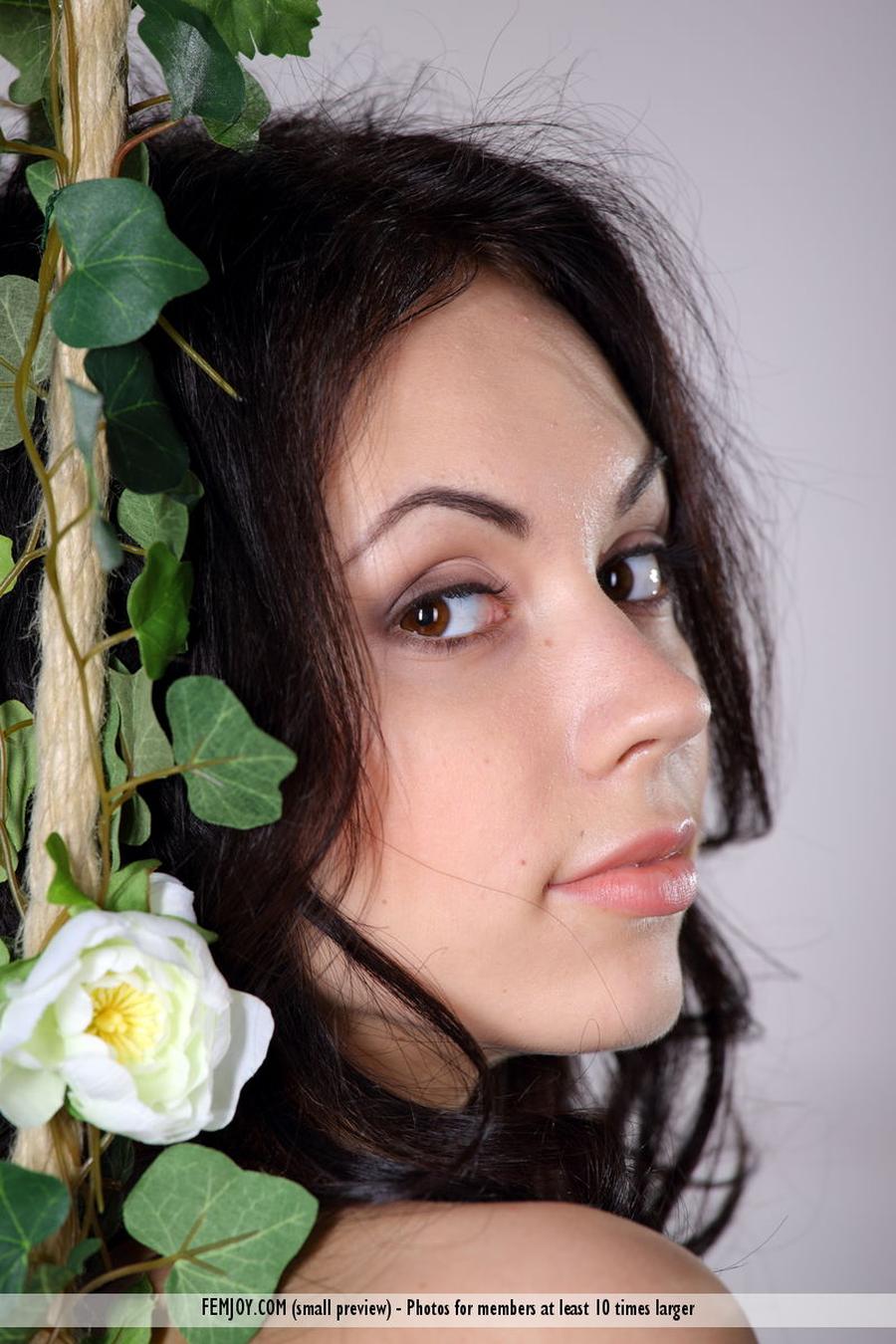 joanna-is-naakt-aan-het-schommelen-008