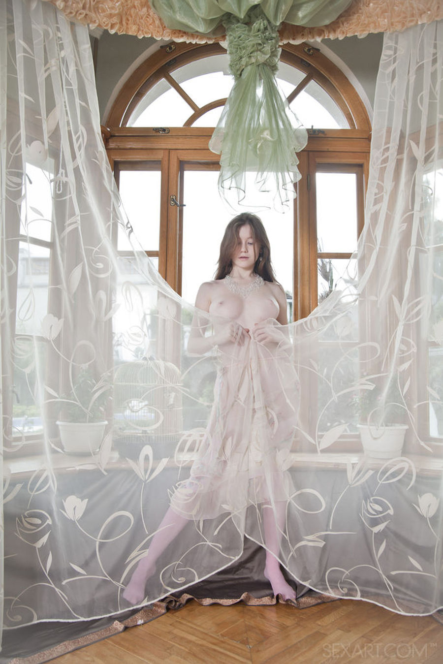 Emily Bloom naakt op de venster bank 05