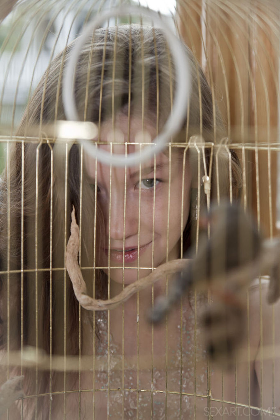 Emily Bloom naakt op de venster bank 13