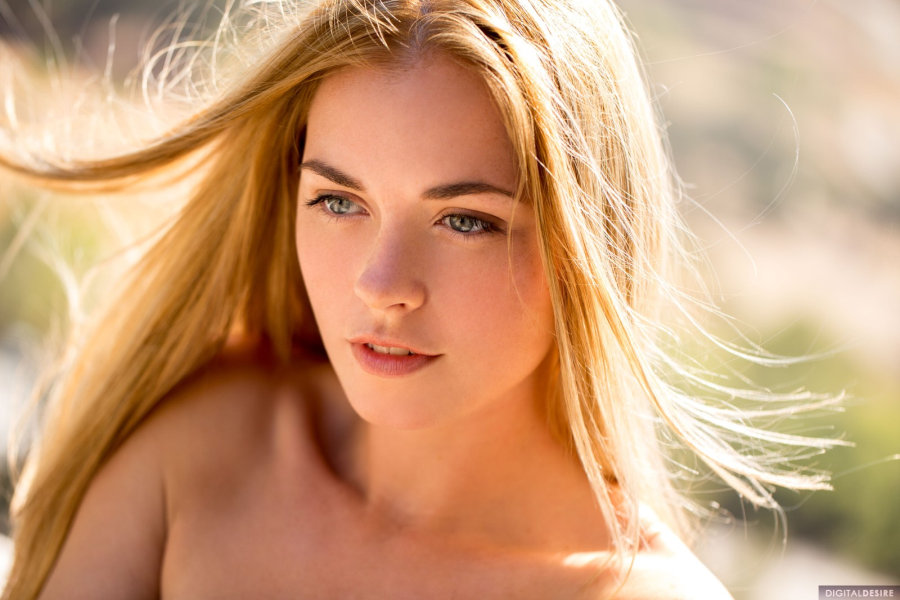 Bailey Rayne een striptease op het balkon 0013