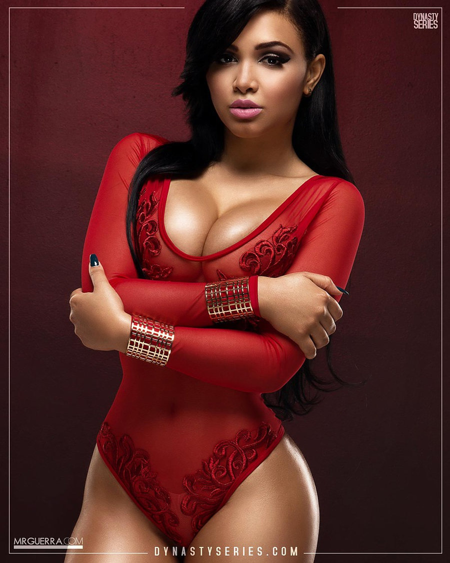 Crystal exotische schoonheid in sexy rode lingerie 13