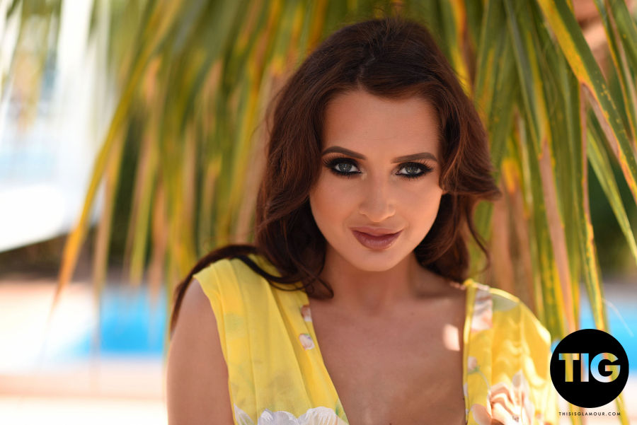 Gina Barett een geile striptease onder de palmbomen 04