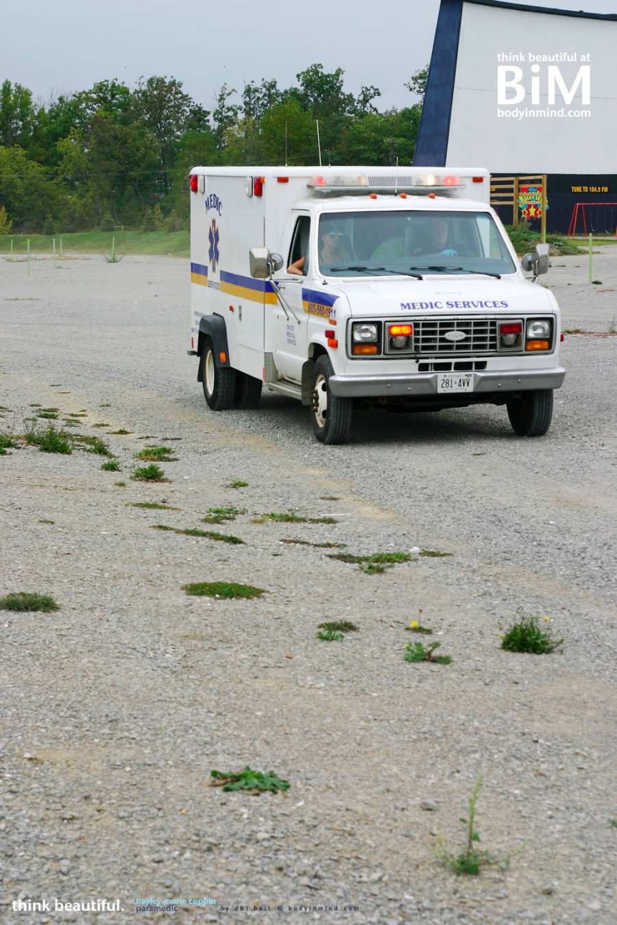 Hayley Marie topless op de ambulance 02