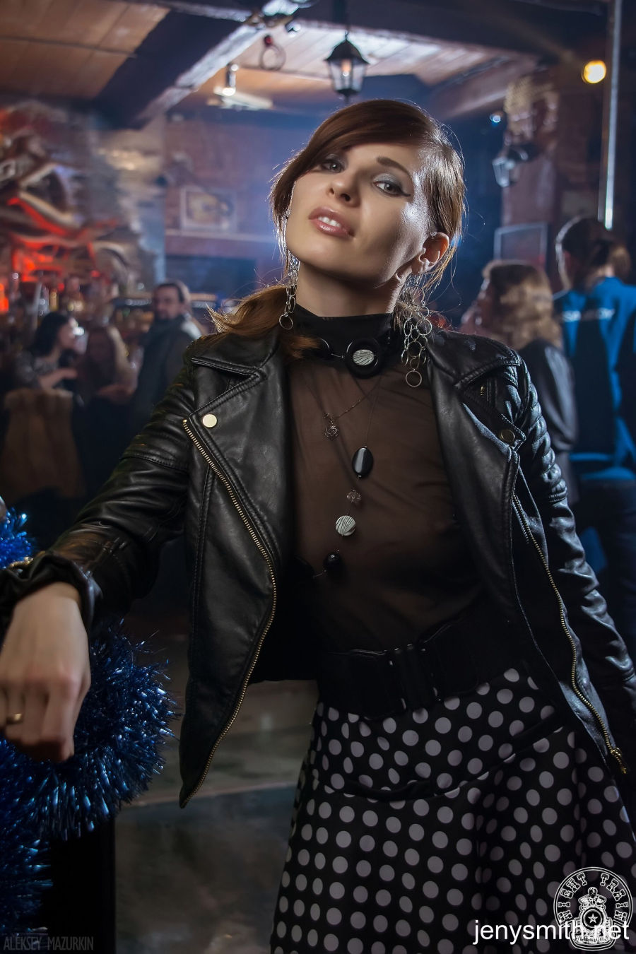 Jeny Smith flashen op een feestje 000003