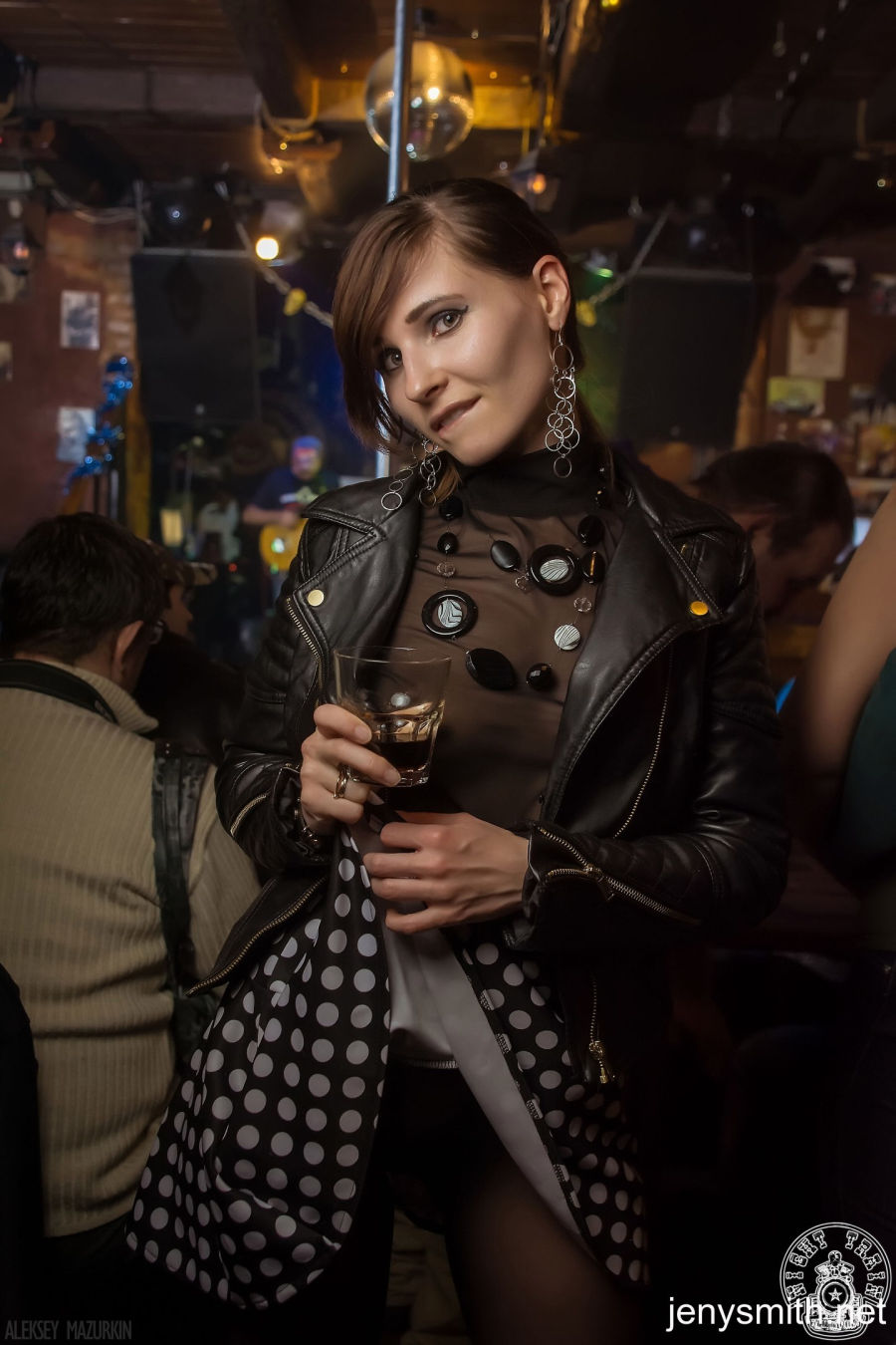 Jeny Smith flashen op een feestje 000009