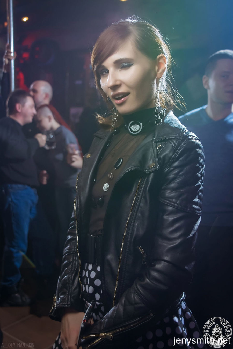 Jeny Smith flashen op een feestje 000011