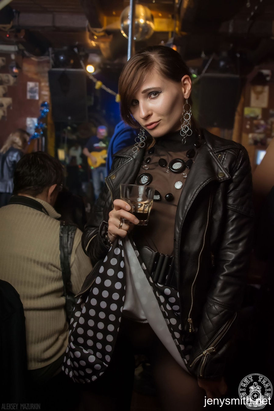 Jeny Smith flashen op een feestje 000012