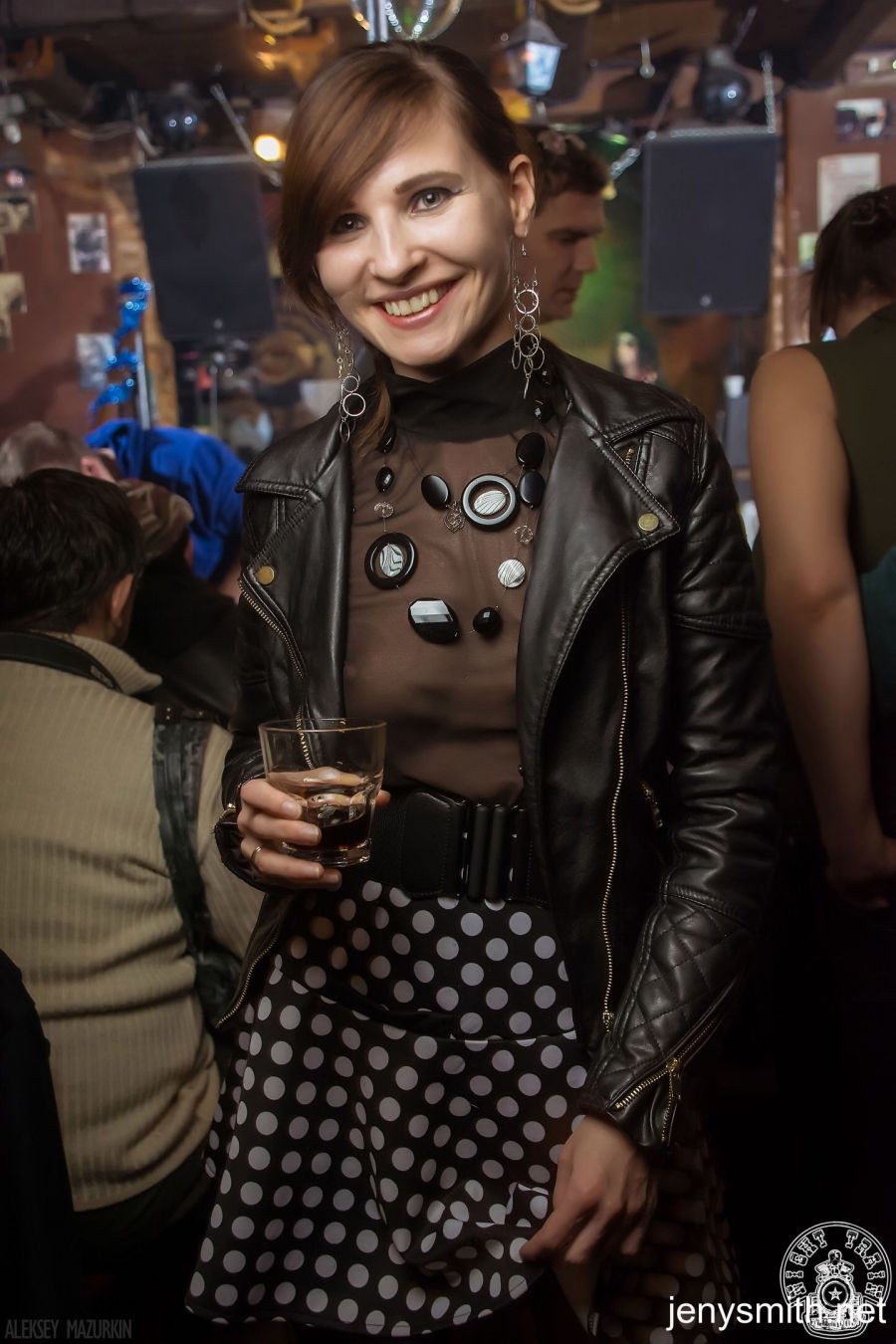 Jeny Smith flashen op een feestje 000013