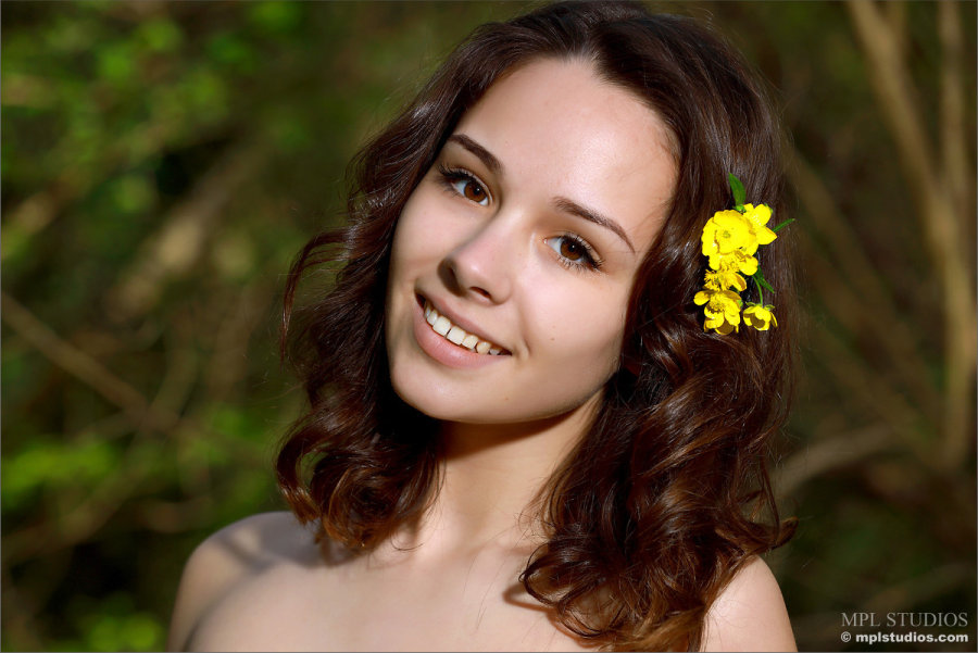 knappe jonge vrouw, helemaal bloot in het bos