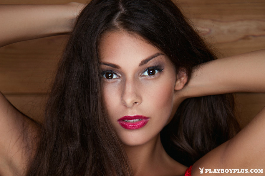 Lia Taylor en rode lingerie de perfecte combinatie 02