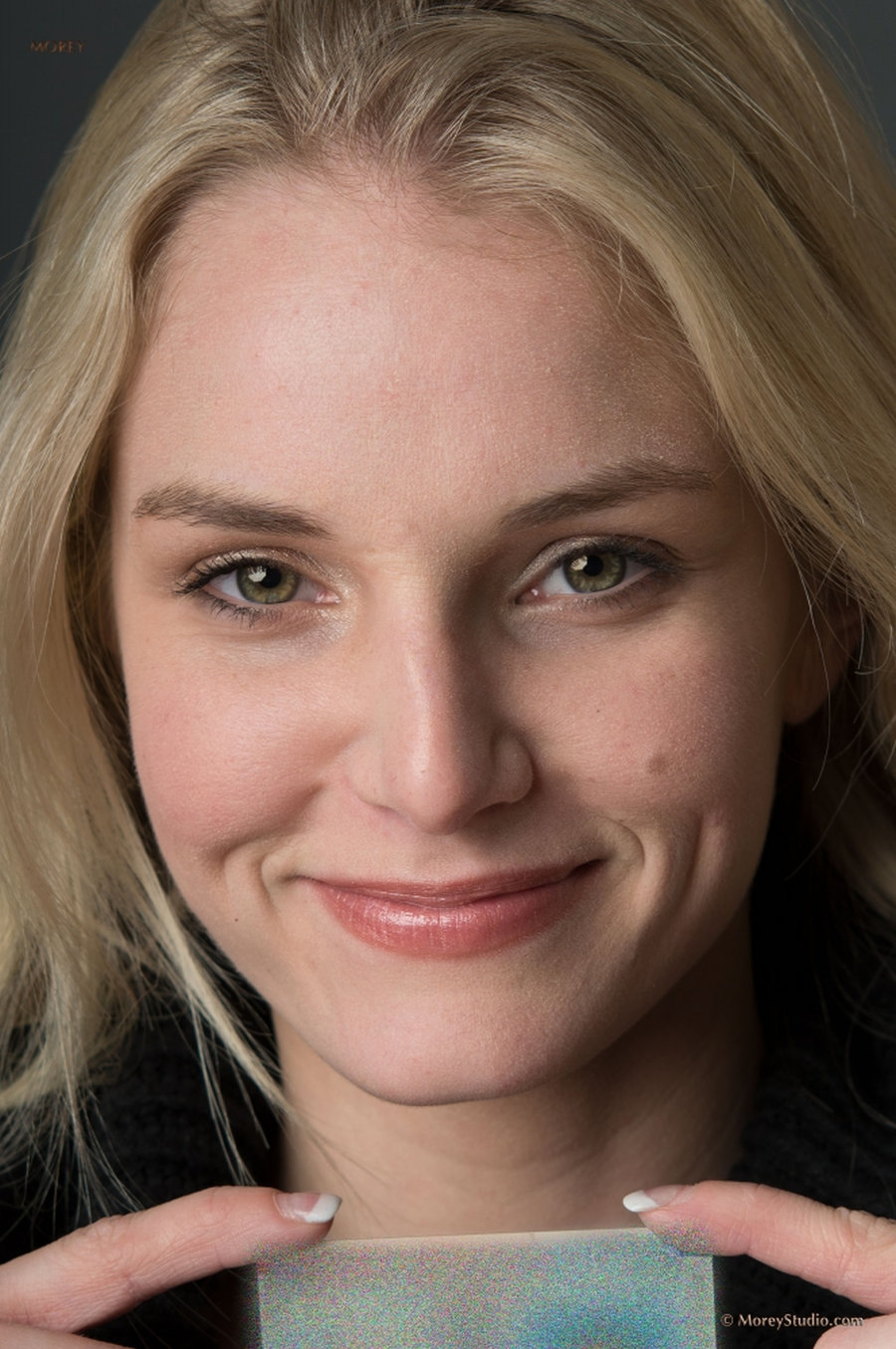 Liz Ashley kijkt boos, maar gaat wel naakt