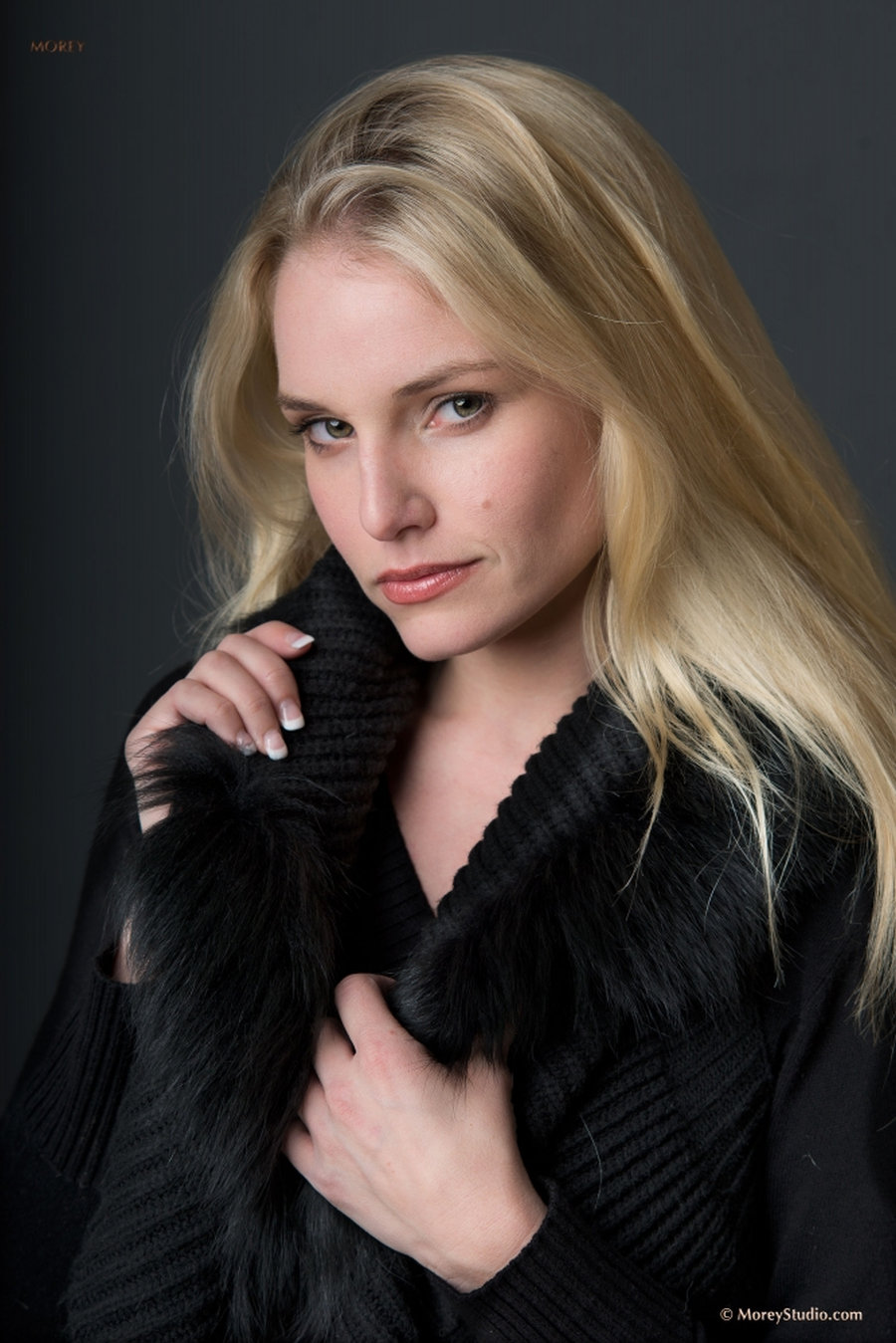 Liz Ashley kijkt boos gaat naakt 02