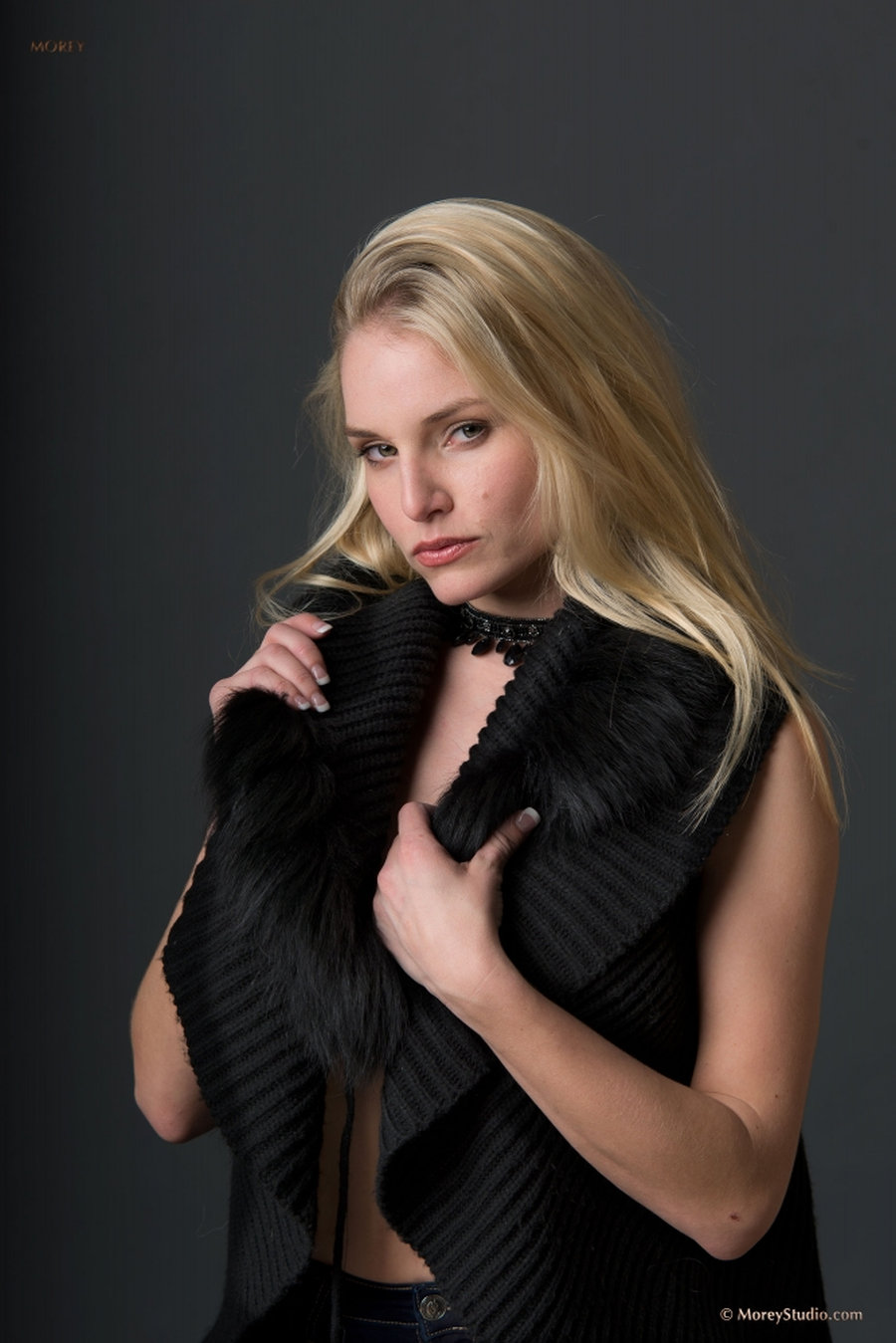 Liz Ashley kijkt boos gaat naakt 03